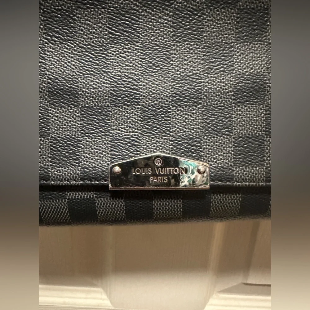 LOUIS VUITTON DISTRICT NM MESSENGER BAG - DAMIER GRAPHITE PM - Picture 2 of 13